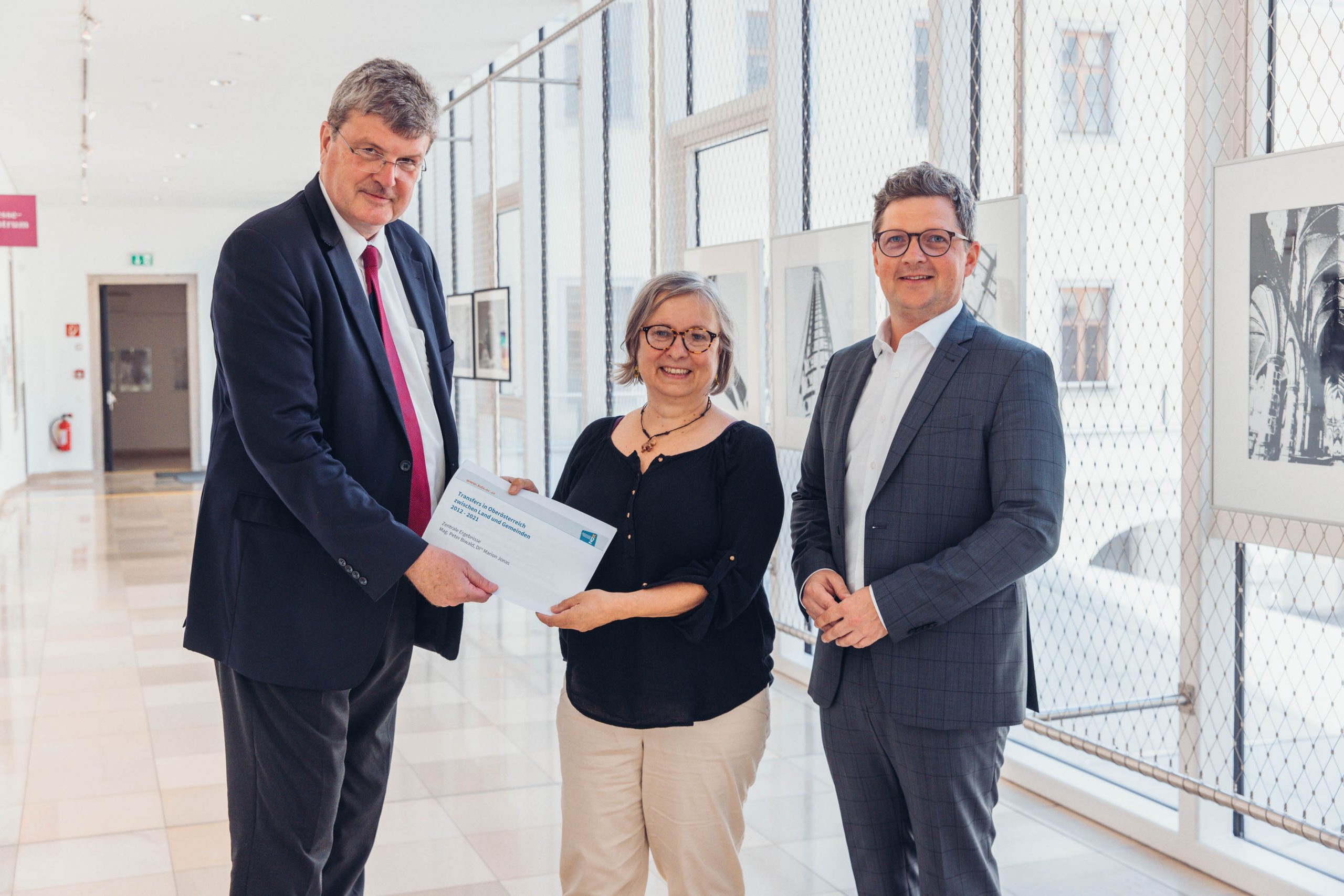 Am Foto von links: Studienautor KDZ-Geschäftsführer Mag. Peter Biwald, SPÖ OÖ GVV OÖ-Vorsitzende BR Bgm. Mag.a Bettina Lancaster und SPÖ OÖ-Vorsitzender und Gemeindereferent Mag. Michael Lindner