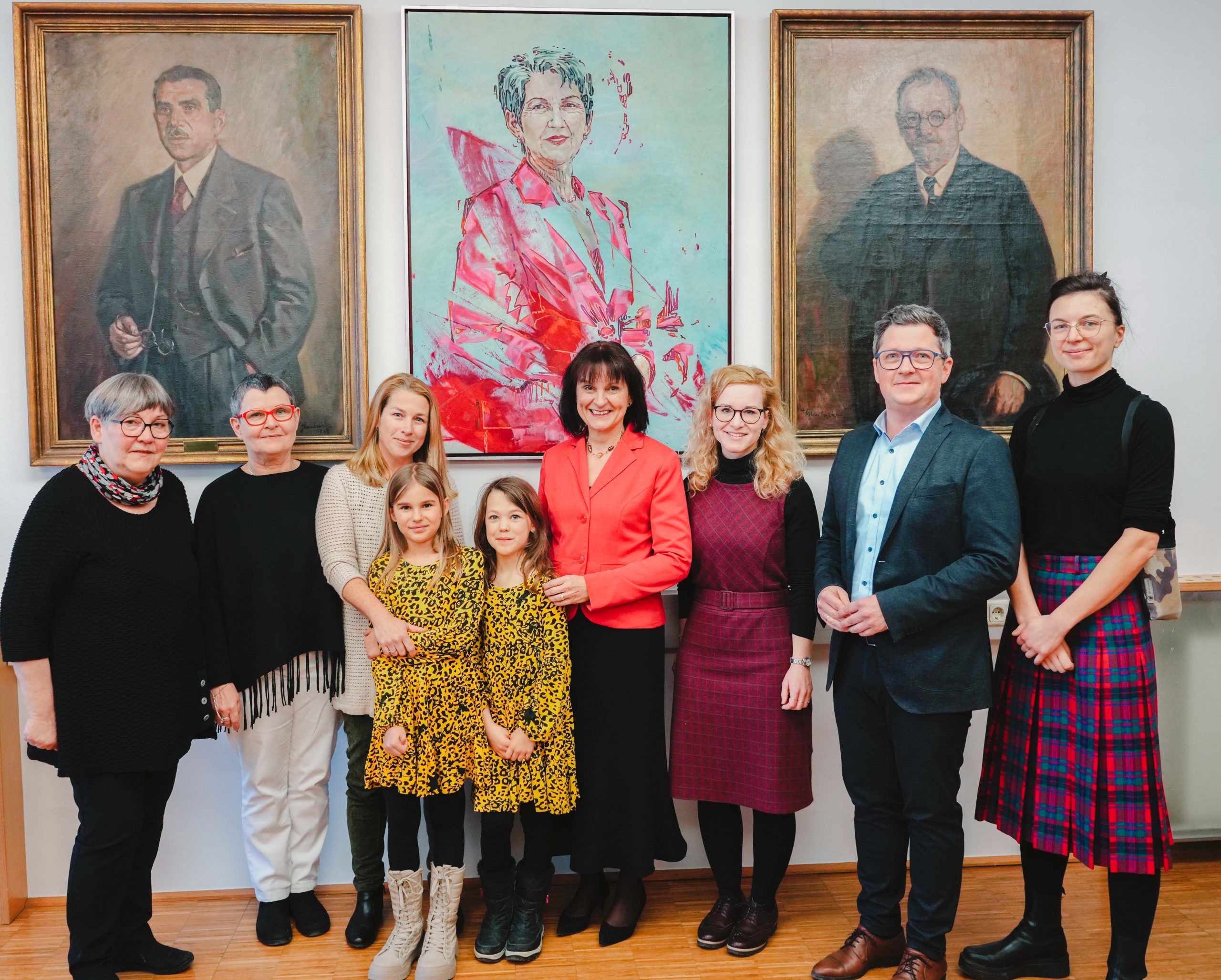 v.l.n.r.: Sylvia Thaller (Schwester), Elisabeth Thaller (Schwester), Julia Fellner (Tochter), Enkeltöchter, Renate Heitz, Eva-Maria Holzleitner, Michael Lindner, Julia Heinisch (Künstlerin)

Fotocredit: Reinhard Winkler