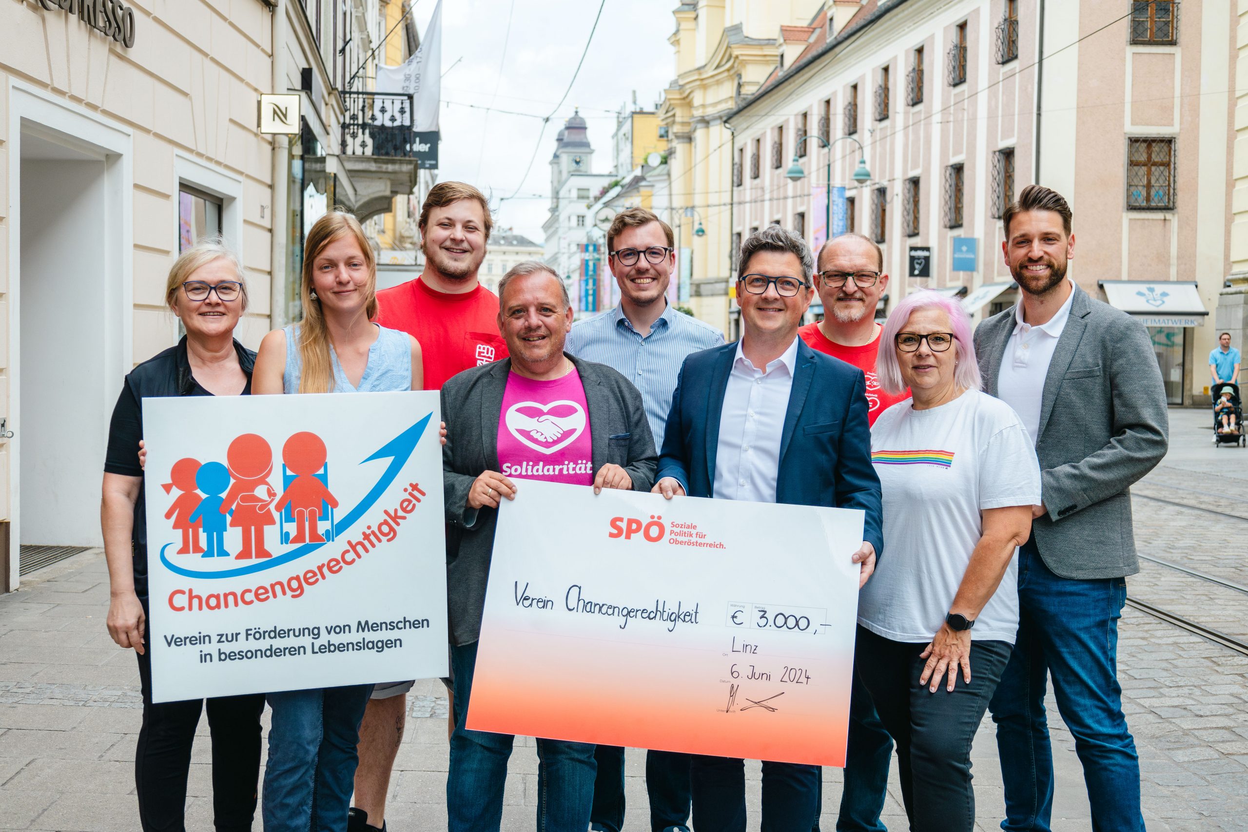 Scheckübergabe mit Michael Lindner (c) Schoengruber