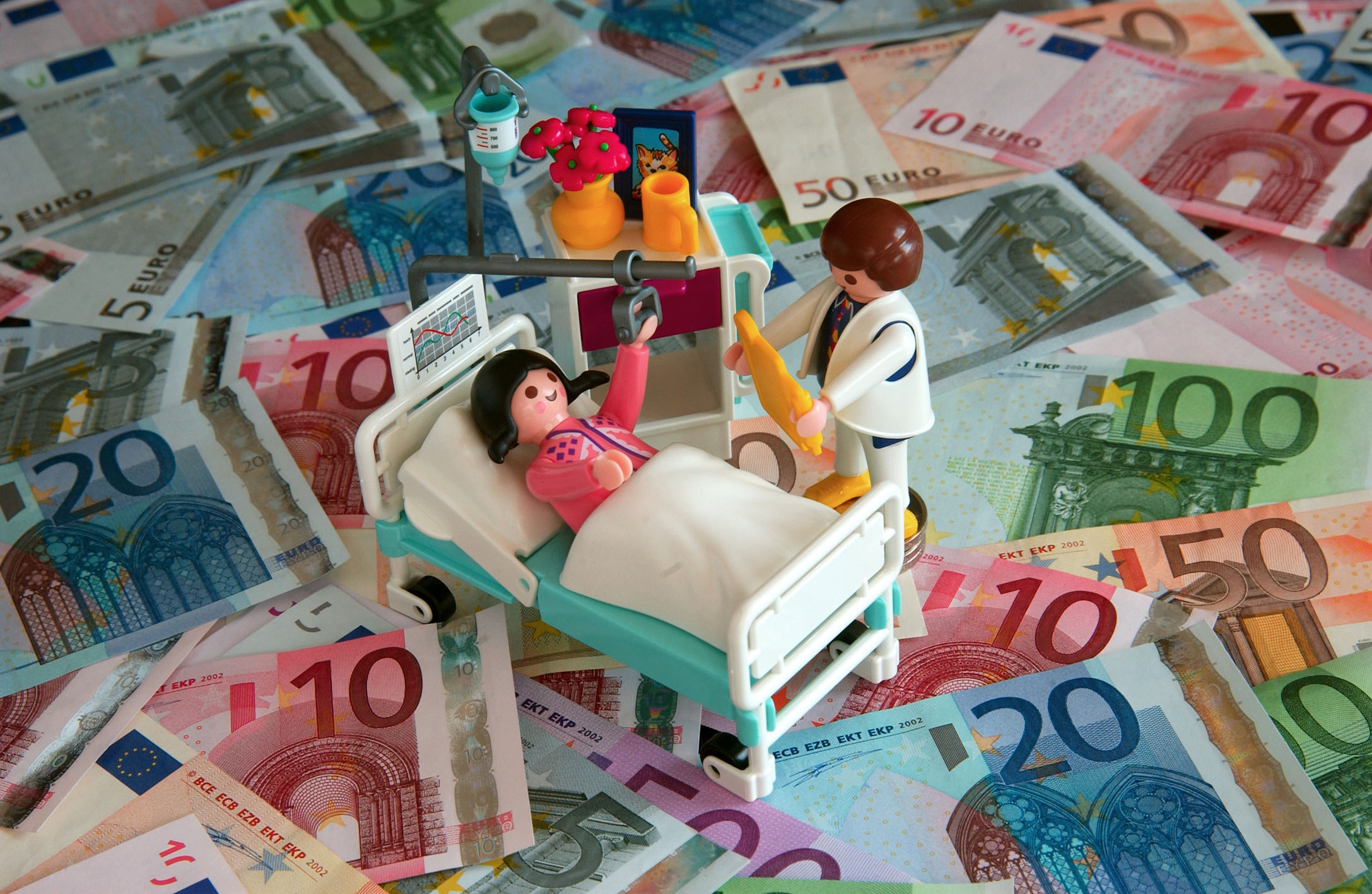 Symbolbild Kosten im Gesundheitswesen

Copyright (2002) by BilderBox.com, Erwin Wodicka, A-4062 Thening. Verwendung nur nach unseren AGB: www.bilderbox.com/agb.html ( in an einer einem auf als + und and & im beim mit einen am )

 Gesundheitswesen, Gesundheit, Krankenhaus, Klinik, Kliniken, Krankenhäusern, Krankenhaeusern, Spital, Spitäler, Spitälern, Spitaelern,  Steuergeldern, Steuern, Gesundheitskosten, Krankenkassengebühren, Krankenkassenkosten, Krankenkassensanierungen, Arzt, Patient, Krankenhausbetten, Spitalsbetten, Klinikbetten, Klinikkosten, Ambulanzgebühren, Ambulanzgebuehren, Krankenhauskosten, Unfallkosten, Krankenversicherungen, Unfallversicherungen, Zusatzversicherungen, Erste Klasse, Klassenversicherungen, Ärztlichen Versorgungen, Aerztlichen Versorgungen,  Gesundheitswesen, Akademiker, Doktor, Arztpraxis, Arztpraxen, Hausarzt, Hausärztinnen, Hausärzte, Hausaerzte, Hausaerztinnen, Facharzt, Fachärzte, Fachaerzte, Allgemeinmediziner, Praktischer Arzt, Praktiker, Praktische Aerztin, Praktische Ärztin, Allgemeinarzt, Familienarzt, Ordinierender, Studierter, Promovierter, Gebildeter, Spezialist, Ordinationen, Kassenarzt, Krankenkassen, Landarzt, Humanmediziner, Therapeut, Götter in Weiß, Spezialarzt, Heilkundiger, Wunderdoktor, Wunderarzt, Modearzt, Modeärzte, Modeaerzte, Kurarzt, Allopath, Schulmediziner,   Euros, Europa, Europäische Union, Europaeische Union, Eurpoawährungen, Europawaehrungen, Eurogeld, Eurowährungen, Eurowaehrungen, Euroscheine, Eurobanknoten,  Spitalsaufenthalten, Klinikaufenthalten, Krankenhausaufenthalten, Diagnosen, Medizinische Betreuung, Medikamenten, Sozialversicherungsanstalten, Sozialversicherungen, Sozialversicherungsbeiträgen, Sozialversicherungsbeitraegen, Soziales,