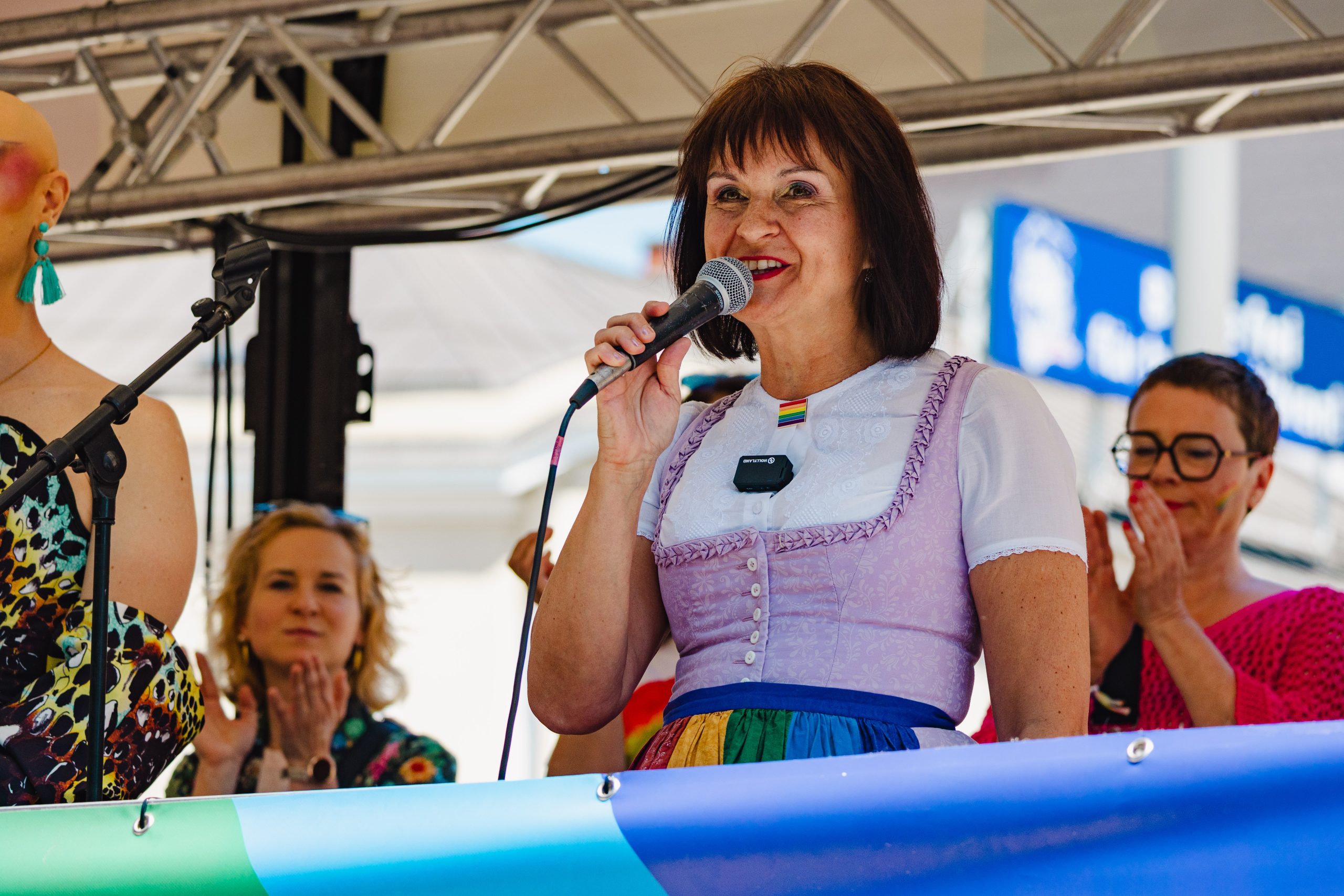 Renate Heitz mit Mikrofon auf Prideparade