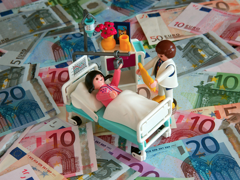 Symbolbild Kosten im Gesundheitswesen

Copyright (2002) by BilderBox.com, Erwin Wodicka, A-4062 Thening. Verwendung nur nach unseren AGB: www.bilderbox.com/agb.html ( in an einer einem auf als + und and & im beim mit einen am )

 Gesundheitswesen, Gesundheit, Krankenhaus, Klinik, Kliniken, Krankenhäusern, Krankenhaeusern, Spital, Spitäler, Spitälern, Spitaelern,  Steuergeldern, Steuern, Gesundheitskosten, Krankenkassengebühren, Krankenkassenkosten, Krankenkassensanierungen, Arzt, Patient, Krankenhausbetten, Spitalsbetten, Klinikbetten, Klinikkosten, Ambulanzgebühren, Ambulanzgebuehren, Krankenhauskosten, Unfallkosten, Krankenversicherungen, Unfallversicherungen, Zusatzversicherungen, Erste Klasse, Klassenversicherungen, Ärztlichen Versorgungen, Aerztlichen Versorgungen,  Gesundheitswesen, Akademiker, Doktor, Arztpraxis, Arztpraxen, Hausarzt, Hausärztinnen, Hausärzte, Hausaerzte, Hausaerztinnen, Facharzt, Fachärzte, Fachaerzte, Allgemeinmediziner, Praktischer Arzt, Praktiker, Praktische Aerztin, Praktische Ärztin, Allgemeinarzt, Familienarzt, Ordinierender, Studierter, Promovierter, Gebildeter, Spezialist, Ordinationen, Kassenarzt, Krankenkassen, Landarzt, Humanmediziner, Therapeut, Götter in Weiß, Spezialarzt, Heilkundiger, Wunderdoktor, Wunderarzt, Modearzt, Modeärzte, Modeaerzte, Kurarzt, Allopath, Schulmediziner,   Euros, Europa, Europäische Union, Europaeische Union, Eurpoawährungen, Europawaehrungen, Eurogeld, Eurowährungen, Eurowaehrungen, Euroscheine, Eurobanknoten,  Spitalsaufenthalten, Klinikaufenthalten, Krankenhausaufenthalten, Diagnosen, Medizinische Betreuung, Medikamenten, Sozialversicherungsanstalten, Sozialversicherungen, Sozialversicherungsbeiträgen, Sozialversicherungsbeitraegen, Soziales,